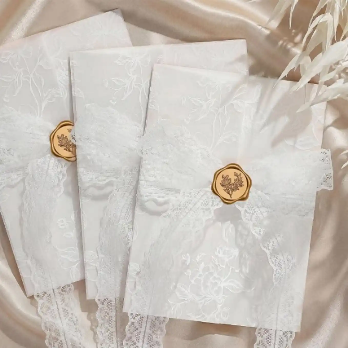 UNIQOOO 50 Sets Wedding Invitation Kit White Floral Vellum Jackets